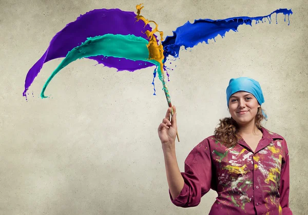 Artist woman with paint brush in hand — Stock Photo, Image