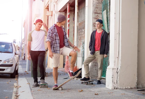 Positive Teenager-Freunde mit Skateboards — Stockfoto