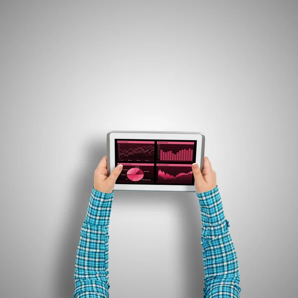 Mãos femininas usando tablet pc — Fotografia de Stock