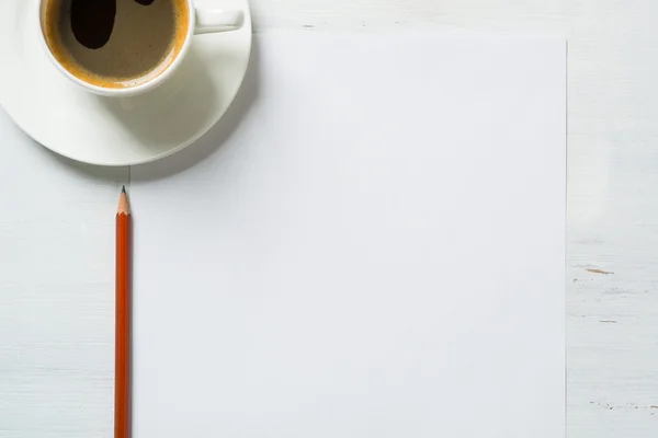 Kaffee mit Papierbogen und Bleistift — Stockfoto