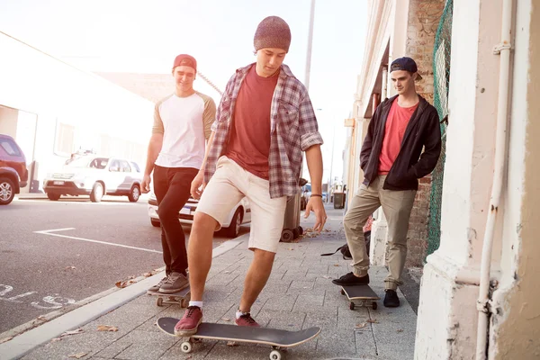 Positive Teenager-Freunde mit Skateboards — Stockfoto