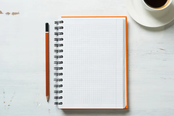 Café com bloco de notas e lápis — Fotografia de Stock