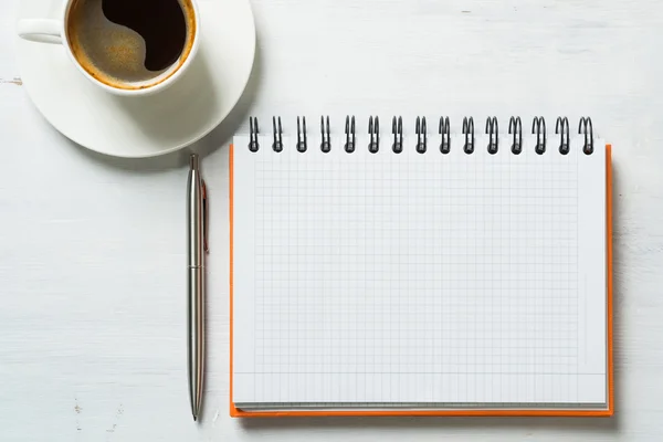 Καφές με σημειωματάριο και στυλό — Φωτογραφία Αρχείου