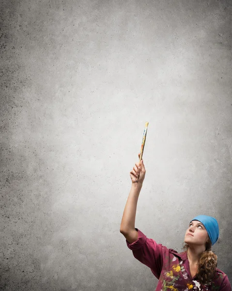 Konstnären kvinna med paint pensel i handen — Stockfoto