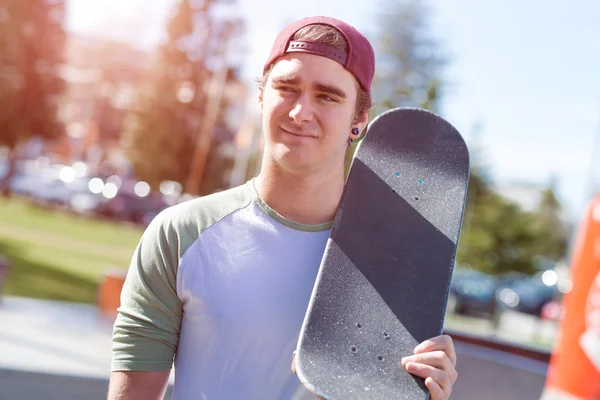 Positive teenage friends with skateboards — Stock Photo, Image