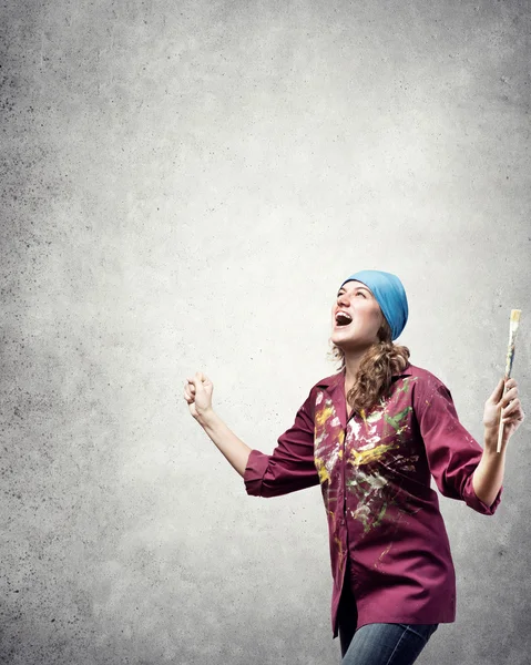 Artist woman with paint brush in hand — Stock Photo, Image
