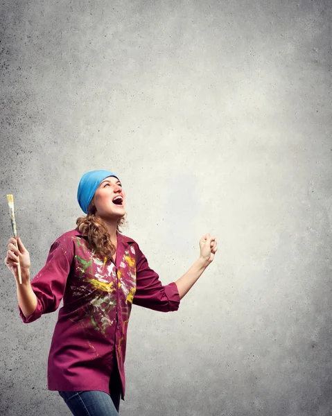 Artist woman with paint brush in hand — Stock Photo, Image