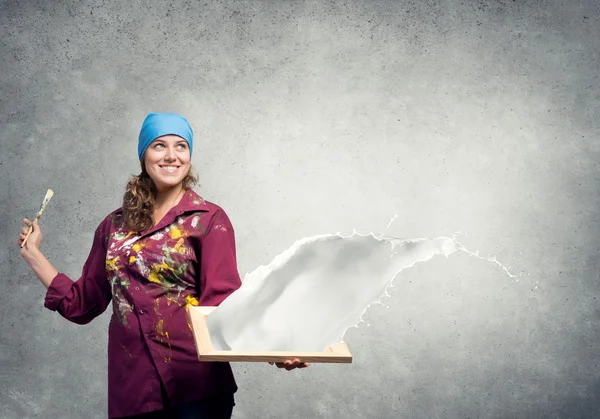 Artist woman with paint brush in hand — Stock Photo, Image