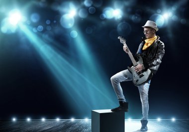 Rock yıldızı sahnede