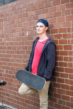 Kaykay ile yakışıklı adam