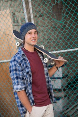 Kaykay ile yakışıklı adam