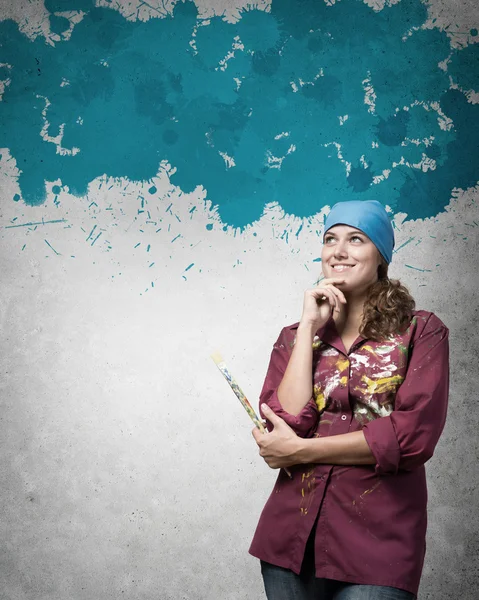 Vrouw van de kunstenaar met verf penseel in de hand — Stockfoto