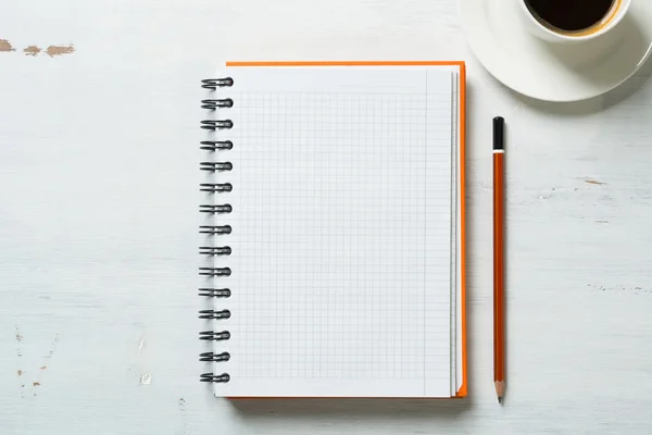 Καφέ με το σημειωματάριο και μολύβι — Φωτογραφία Αρχείου