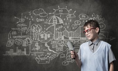 Meraklı okullu çocuk büyüteç ile