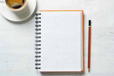Not defteri ve kalem ile kahve 
