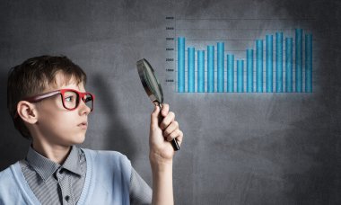 Meraklı okullu çocuk büyüteç ile