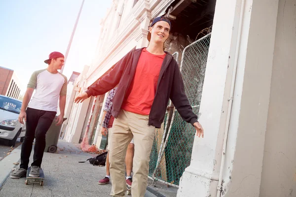 Positive Teenager-Freunde mit Skateboards — Stockfoto