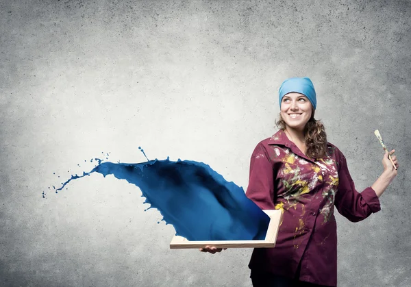 Artist woman with paint brush in hand — Stock Photo, Image