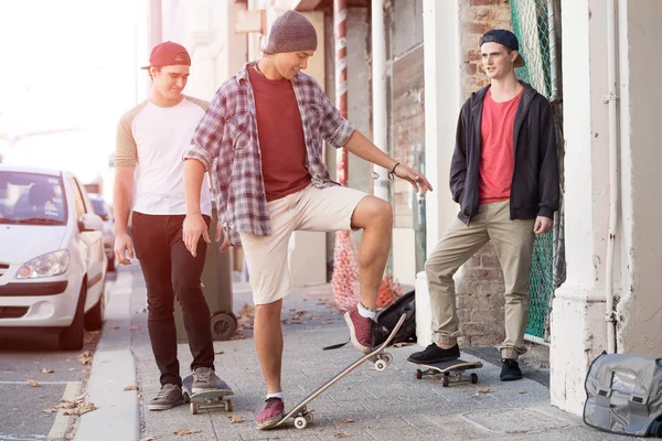 Positive Teenager-Freunde mit Skateboards — Stockfoto