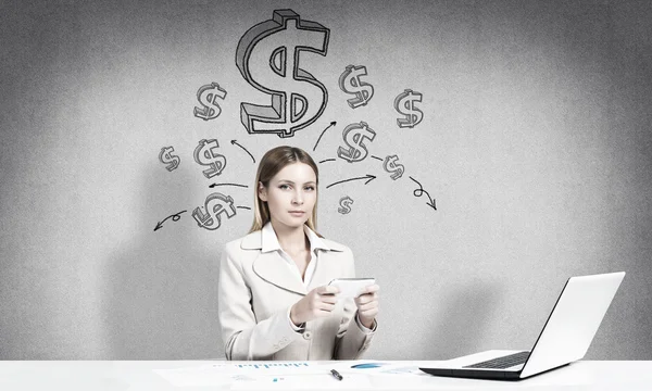 Businesswoman preparing her financial report — Stock Photo, Image