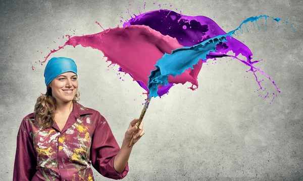 Artist woman with paint brush in hand — Stock Photo, Image
