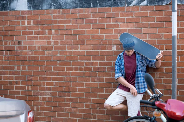 Schöner Kerl mit Skateboard — Stockfoto