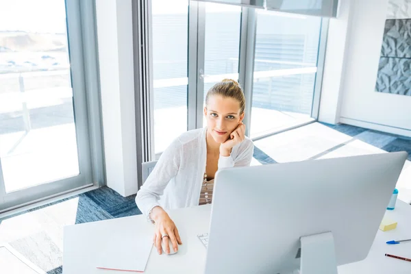 Elegante Büroangestellte — Stockfoto