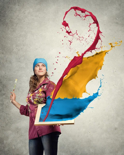 Sanatçı kadın boya ile fırça el — Stok fotoğraf