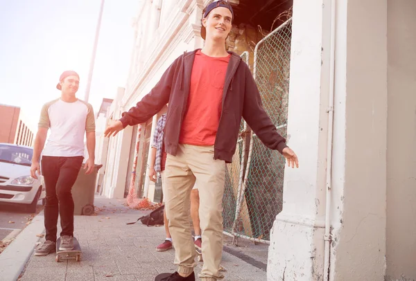 Positive Teenager-Freunde mit Skateboards — Stockfoto