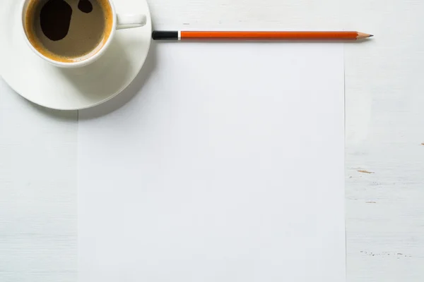 Café con hoja de papel y lápiz — Foto de Stock