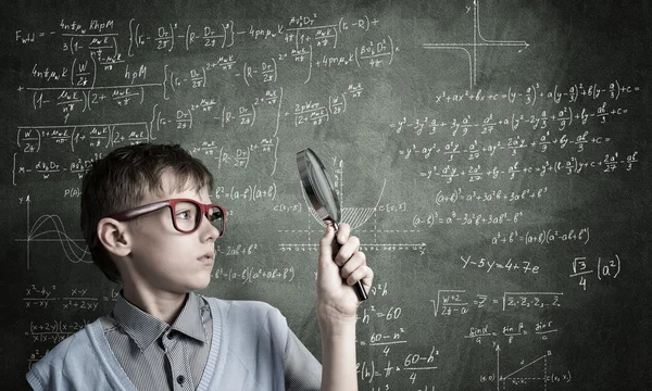 Nieuwsgierig school jongen met Vergrootglas — Stockfoto