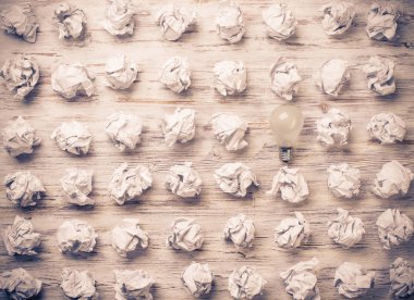 topları buruşuk kağıt ve ampul