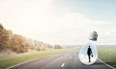 işkadını ampul içinde sıkışmış