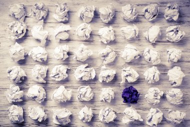 Buruşmuş kağıt toplar.