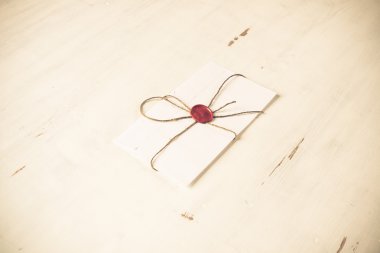 Tablo üzerindeki mühür ile mektup