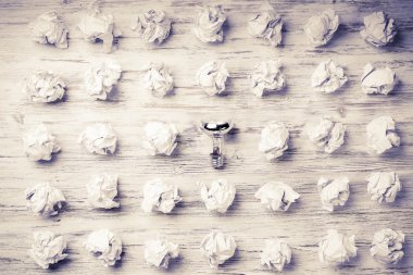 topları buruşuk kağıt ve ampul