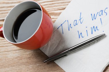 Peçeteye yazılmış romantik mesaj