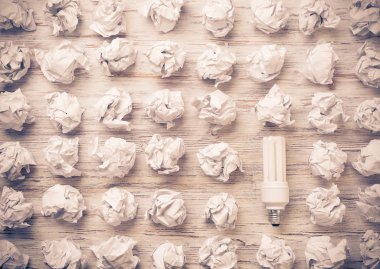topları buruşuk kağıt ve ampul