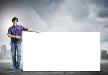 Gündelik banner ile adam 