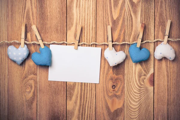 Foglio di carta bianco con cuori — Foto Stock