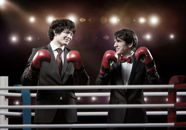 Dois homens de negócios com luvas de boxe — Fotografia de Stock