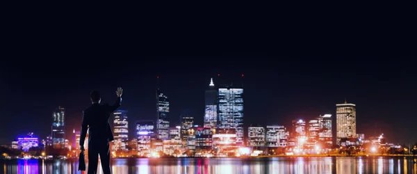 Empresário vendo noite brilhando cidade — Fotografia de Stock