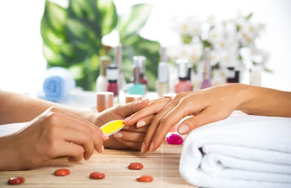 Mujer en el salón recibiendo manicura —  Fotos de Stock