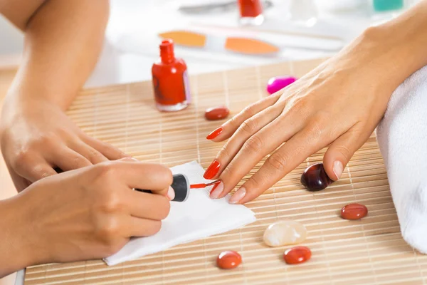 Kobieta w salonie otrzymania do manicure — Zdjęcie stockowe