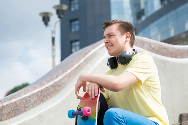 Junger Mann mit Skateboard — Stockfoto