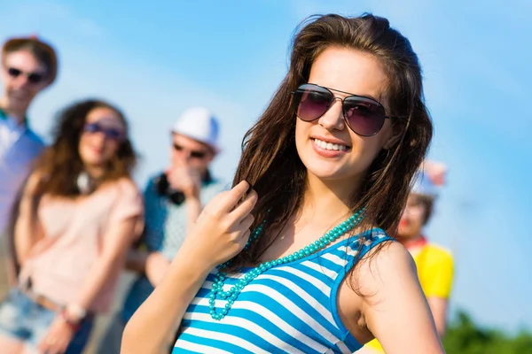 Jeune femme élégante avec des lunettes de soleil — Photo