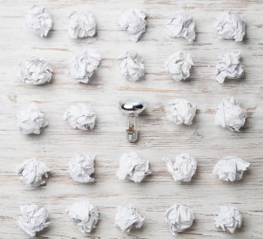 topları buruşuk kağıt ve ampul