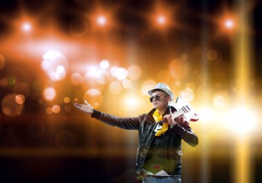 Rock yıldızı sahnede