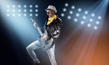 Rock yıldızı sahnede