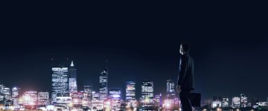 Gece parlayan city ile ilgilenen iş adamı